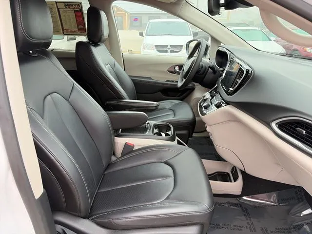 2024 Chrysler Pacifica Touring L - Photo 23