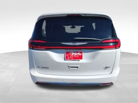 More photos of 2022 Chrysler Pacifica Touring L at Nyhus Family Sales, MN