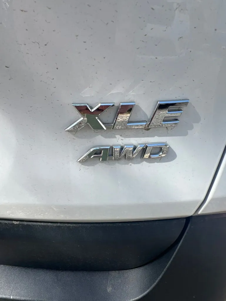 2021 Toyota RAV4 XLE - Photo 19