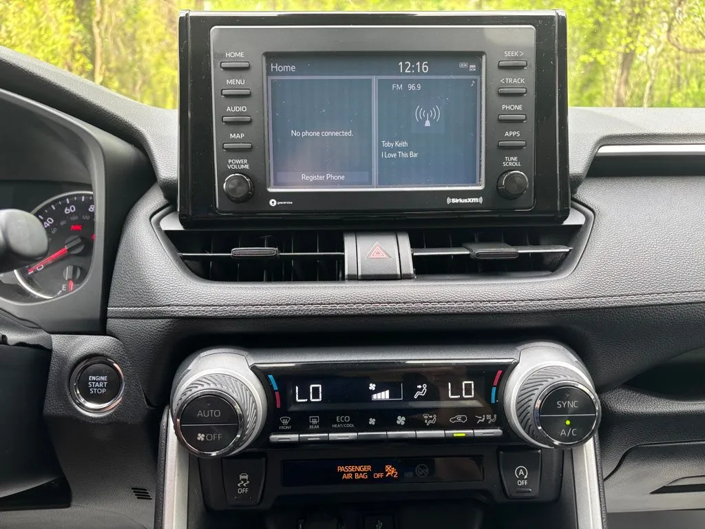 2021 Toyota RAV4 XLE - Photo 9