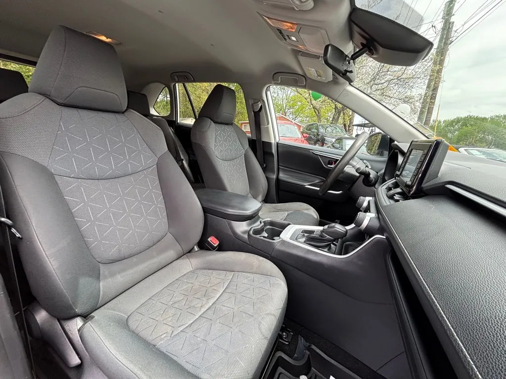 2021 Toyota RAV4 XLE - Photo 11