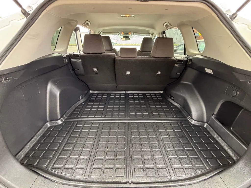 2021 Toyota RAV4 XLE - Photo 14