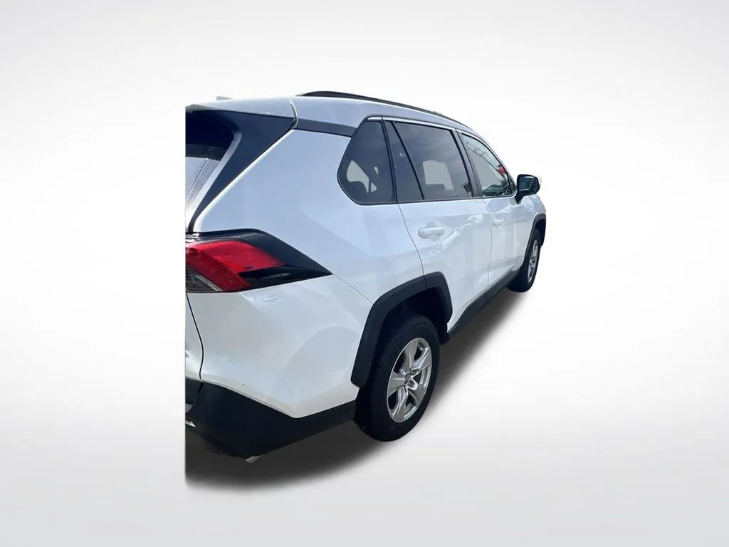 2021 Toyota RAV4 XLE - Photo 17