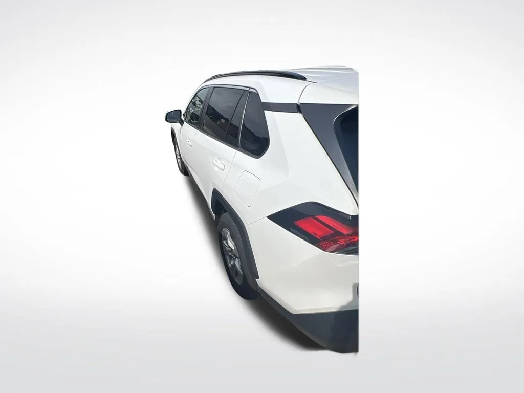 2021 Toyota RAV4 XLE - Photo 18