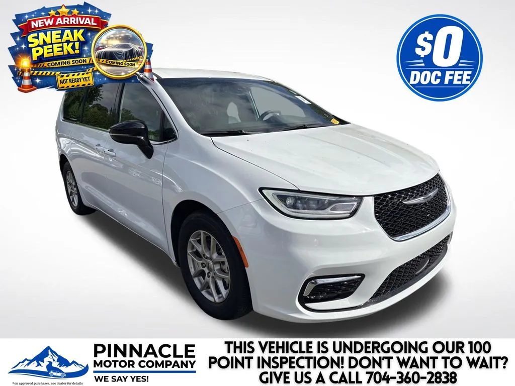 2025 Chrysler Pacifica Select's photo
