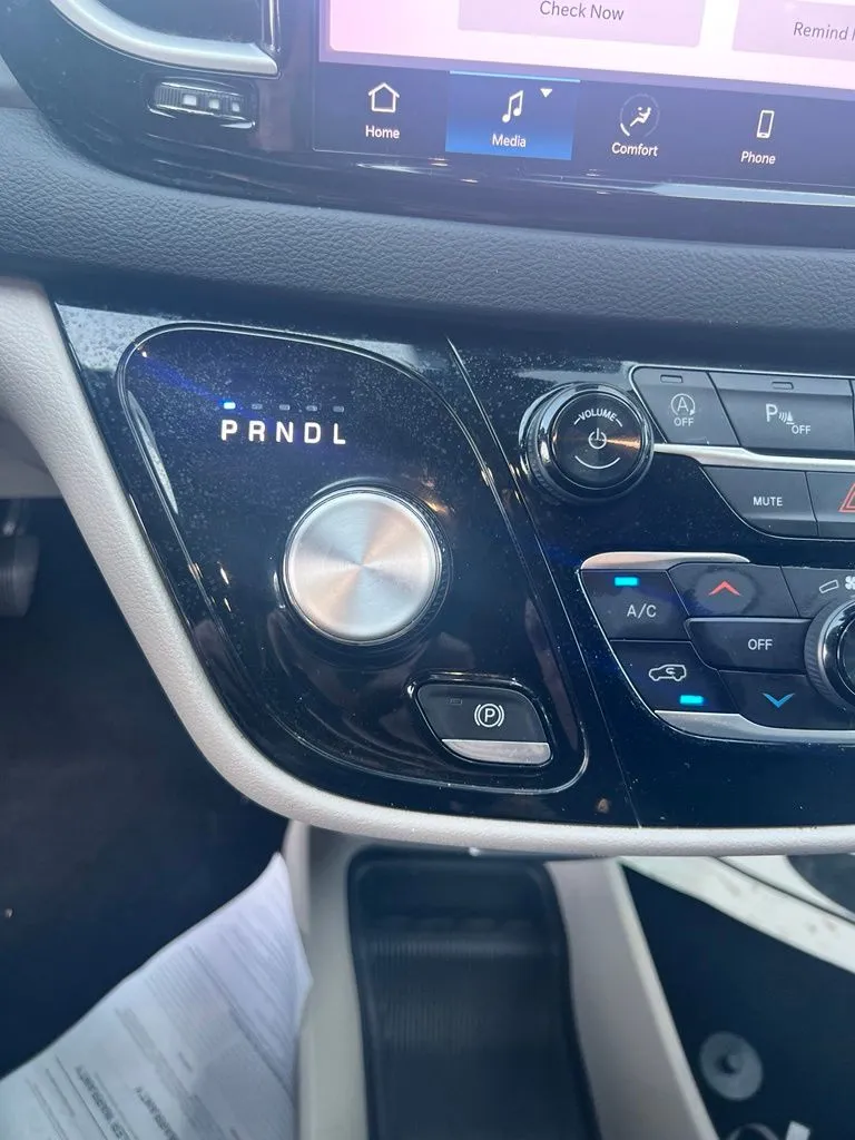 2024 Chrysler Pacifica Touring L - Photo 22