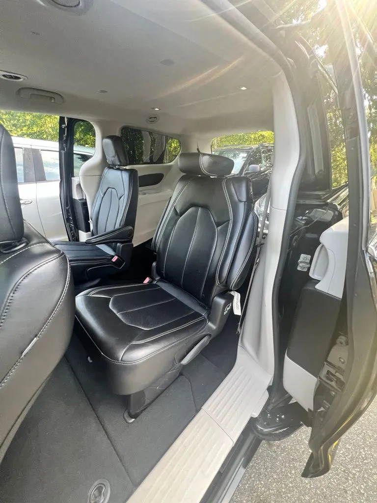 2024 Chrysler Pacifica Touring L - Photo 10