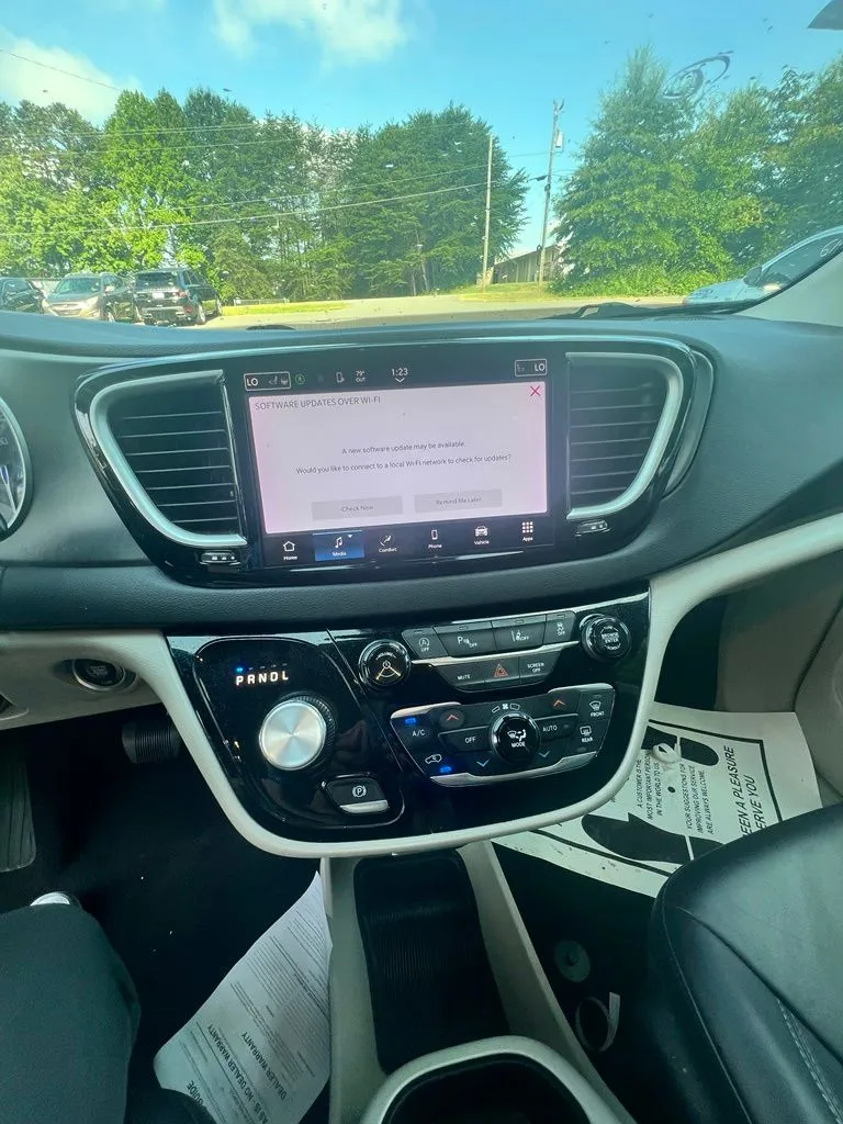 2024 Chrysler Pacifica Touring L - Photo 16