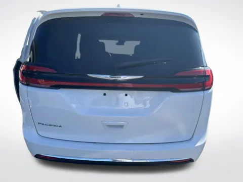 More photos of 2022 Chrysler Pacifica Touring L at Pinnacle Motor Company LKN, NC