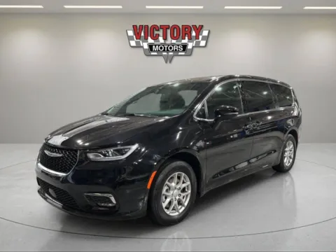 Another view of 2025 Chrysler Pacifica Select 4dr Mini Van for sale in Lake Orion, MI at Victory Motors Lake Orion