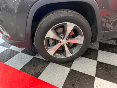 More photos of 2019 Jeep Cherokee Limited 4x4 4dr SUV at Victory Motors Lake Orion, MI