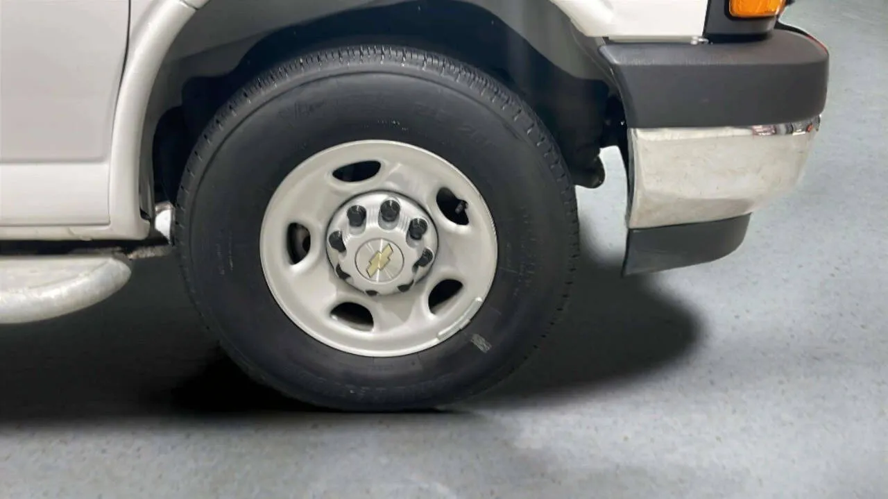 2024 Chevrolet Express Cargo Work Van - Photo 24