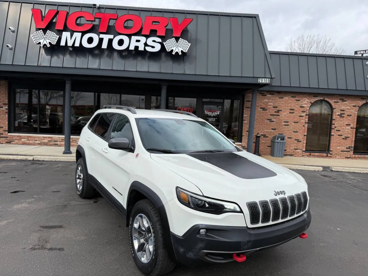 White 2019 Jeep Cherokee Trailhawk 4x4 4dr SUV for sale in Chesterfield, MI