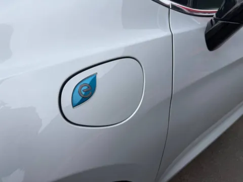 More photos of 2024 Chrysler Pacifica Plug-In Hybrid Select 4dr Mini Van at Victory Motors Chesterfield, MI
