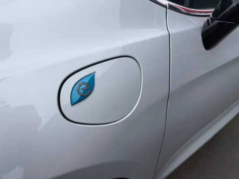 More photos of 2024 Chrysler Pacifica Plug-In Hybrid Select 4dr Mini Van at Victory Motors Chesterfield, MI