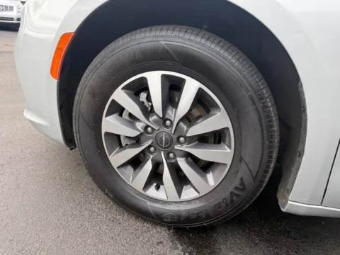 More photos of 2024 Chrysler Pacifica Plug-In Hybrid Select 4dr Mini Van at Victory Motors Chesterfield, MI