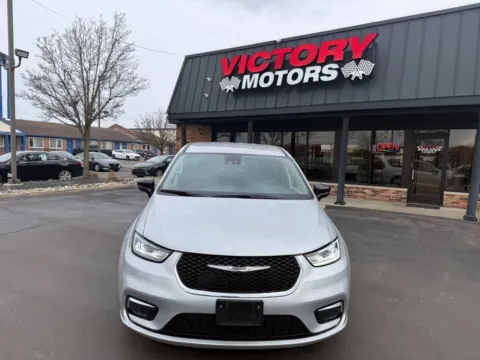 Silver 2024 Chrysler Pacifica Plug-In Hybrid Select 4dr Mini Van for sale in Chesterfield, MI