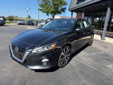 Another view of 2022 Nissan Altima 2.5 Platinum AWD 4dr Sedan for sale in Chesterfield, MI at Victory Motors Chesterfield