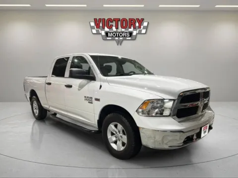 White 2022 RAM 1500 Classic SLT 4x4 4dr Crew Cab 6.3 ft. SB Pickup for sale in Chesterfield, MI