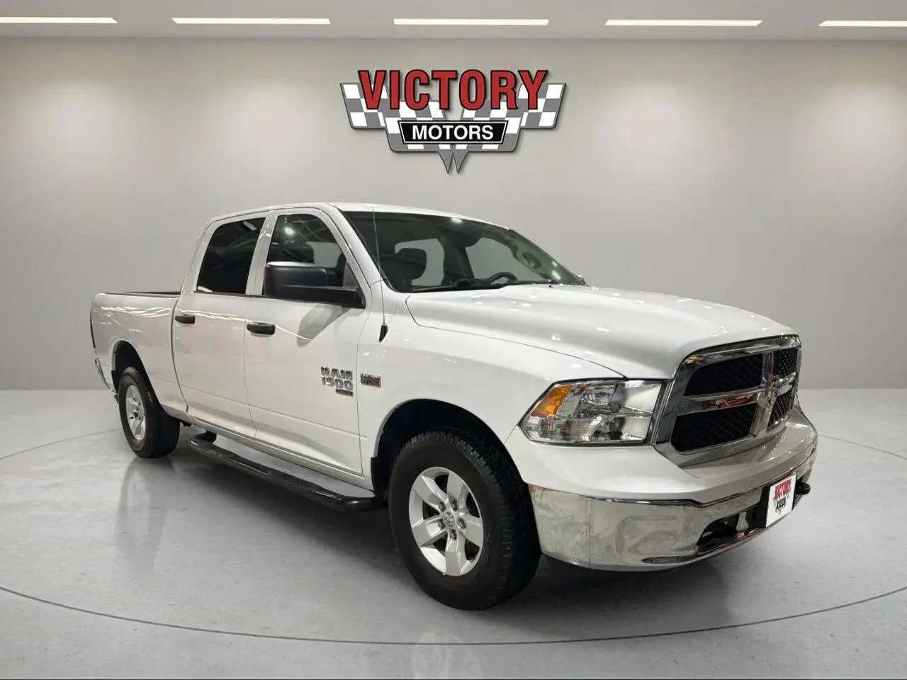 White 2022 RAM 1500 Classic SLT 4x4 4dr Crew Cab 6.3 ft. SB Pickup for sale in Chesterfield, MI
