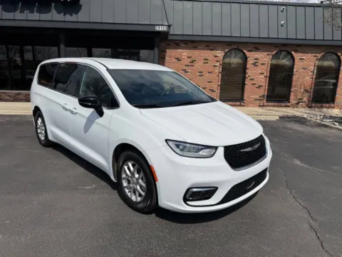 White 2025 Chrysler Pacifica Select 4dr Mini Van for sale in Chesterfield, MI