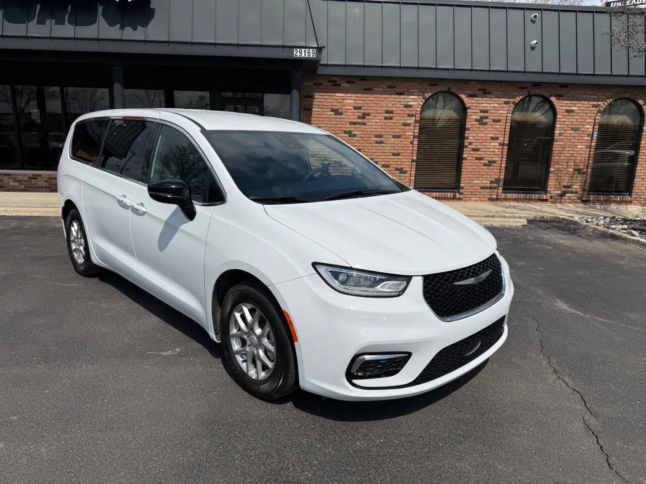 2025 Chrysler Pacifica Select's photo