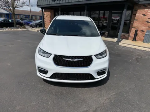 Photos of 2025 Chrysler Pacifica Select 4dr Mini Van for sale in Chesterfield, MI at Victory Motors Chesterfield