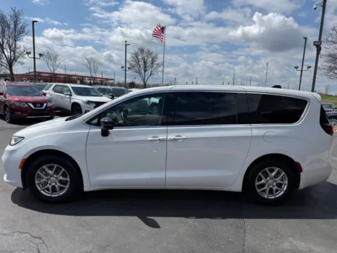More photos of 2025 Chrysler Pacifica Select 4dr Mini Van at Victory Motors Chesterfield, MI