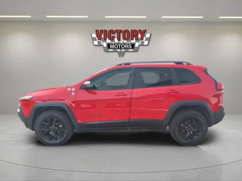 Photos of 2018 Jeep Cherokee Trailhawk 4x4 4dr SUV for sale in Chesterfield, MI at Victory Motors Chesterfield