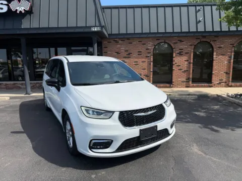 White 2025 Chrysler Pacifica Select 4dr Mini Van for sale in Chesterfield, MI