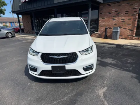 Photos of 2025 Chrysler Pacifica Select 4dr Mini Van for sale in Chesterfield, MI at Victory Motors Chesterfield