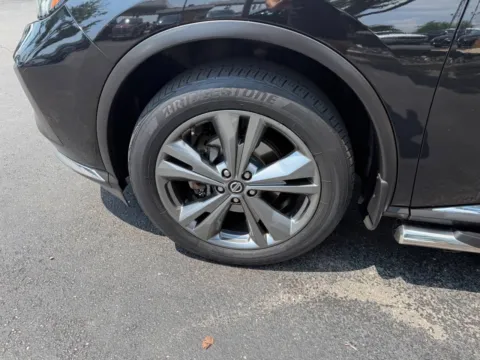 More photos of 2019 Nissan Murano Platinum AWD 4dr SUV at Victory Motors Chesterfield, MI
