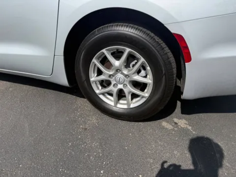 More photos of 2026 Chrysler Pacifica Select 4dr Mini Van at Victory Motors Chesterfield, MI