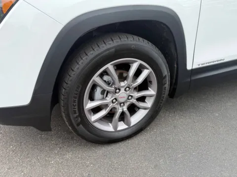 More photos of 2024 GMC Terrain SLT AWD 4dr SUV at Victory Motors Chesterfield, MI