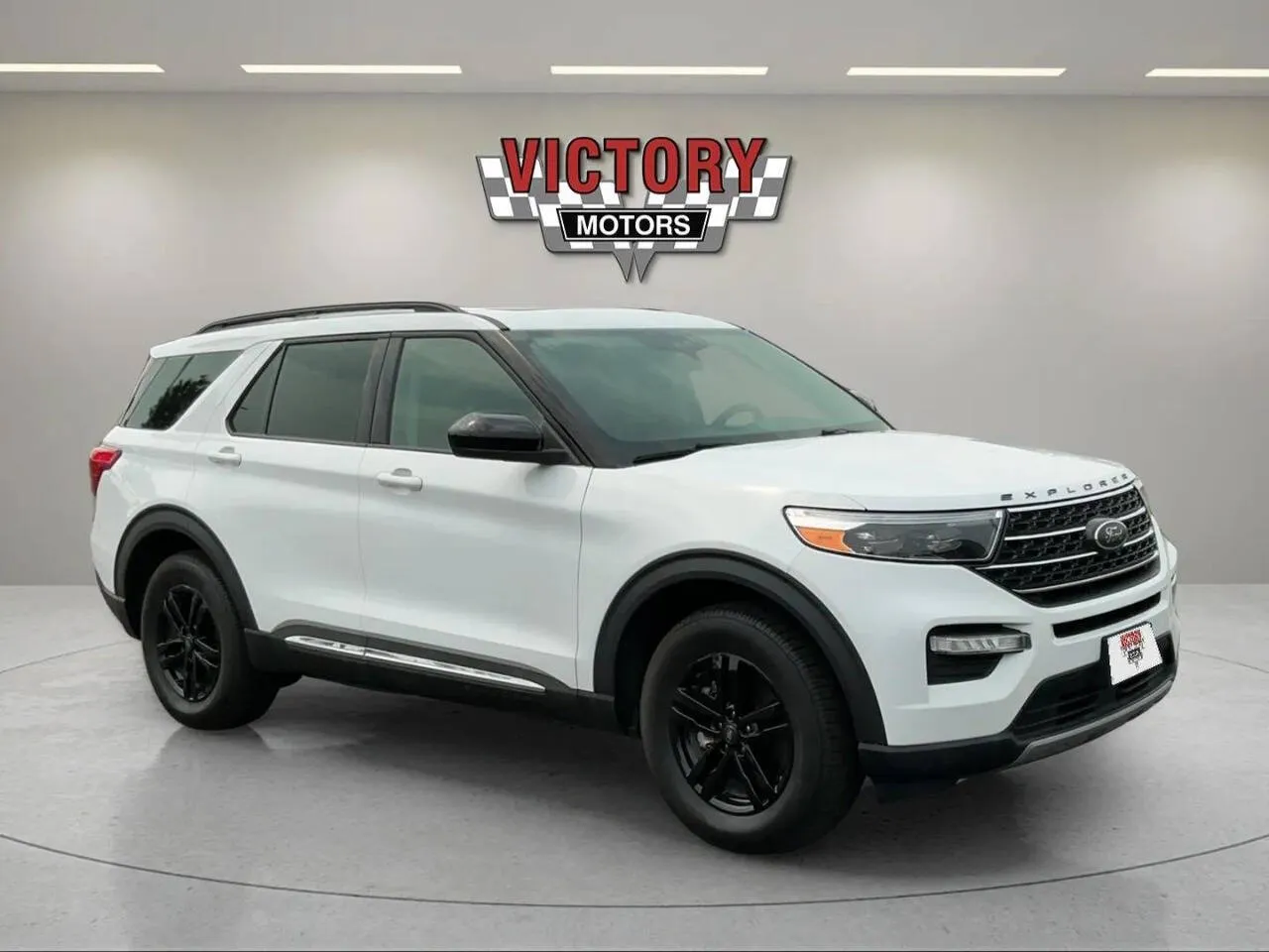 White 2022 Ford Explorer XLT AWD 4dr SUV for sale in Chesterfield, MI