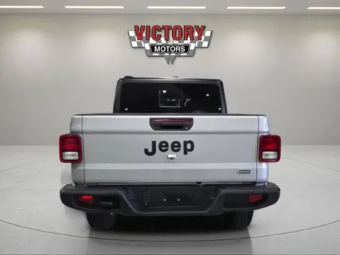 More photos of 2023 Jeep Gladiator Overland 4x4 4dr Crew Cab 5.0 ft. SB at Victory Motors Chesterfield, MI