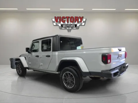 More photos of 2023 Jeep Gladiator Overland 4x4 4dr Crew Cab 5.0 ft. SB at Victory Motors Chesterfield, MI