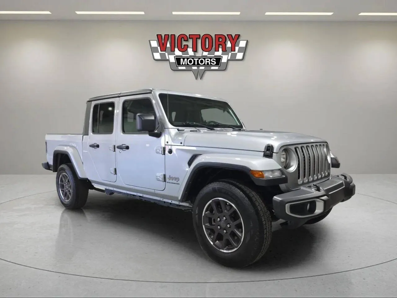 Silver 2023 Jeep Gladiator Overland 4x4 4dr Crew Cab 5.0 ft. SB for sale in Chesterfield, MI