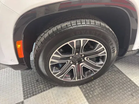 More photos of 2024 Jeep Wagoneer Series II 4x4 4dr SUV at Victory Motors Royal Oak, MI