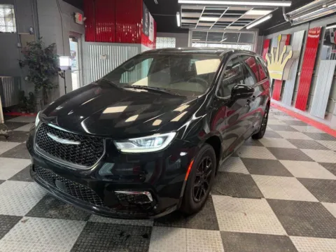 Another view of 2025 Chrysler Pacifica Select 4dr Mini Van for sale in Royal Oak, MI at Victory Motors Royal Oak
