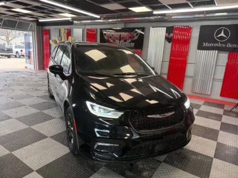 Black 2025 Chrysler Pacifica Select 4dr Mini Van for sale in Royal Oak, MI