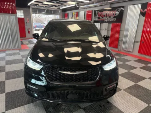 Photos of 2025 Chrysler Pacifica Select 4dr Mini Van for sale in Royal Oak, MI at Victory Motors Royal Oak