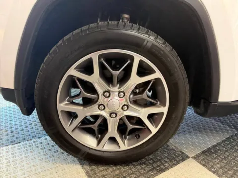 More photos of 2020 Jeep Grand Cherokee Limited 4x4 4dr SUV at Victory Motors Royal Oak, MI