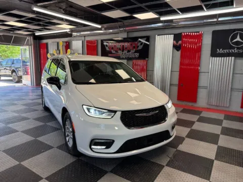 White 2024 Chrysler Pacifica Touring L 4dr Mini Van for sale in Royal Oak, MI