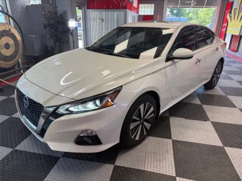Another view of 2020 Nissan Altima 2.5 SL AWD 4dr Sedan for sale in Royal Oak, MI at Victory Motors Royal Oak