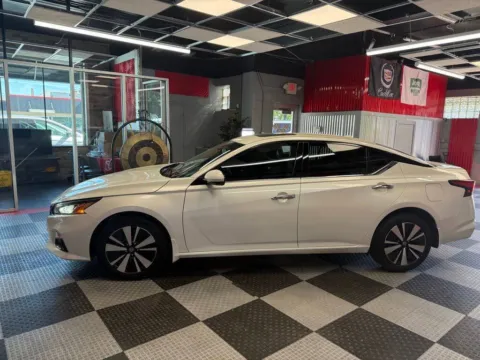 More photos of 2020 Nissan Altima 2.5 SL AWD 4dr Sedan at Victory Motors Royal Oak, MI