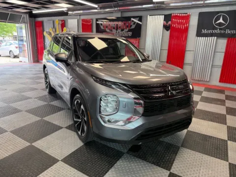 Photos of 2024 Mitsubishi Outlander SE AWD 4dr SUV for sale in Royal Oak, MI at Victory Motors Royal Oak