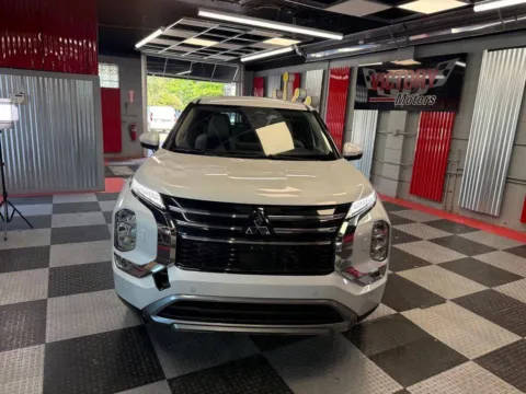 Photos of 2025 Mitsubishi Outlander SE AWD 4dr SUV for sale in Royal Oak, MI at Victory Motors Royal Oak