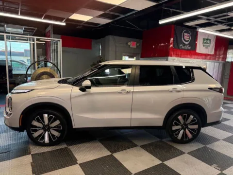 More photos of 2025 Mitsubishi Outlander SE AWD 4dr SUV at Victory Motors Royal Oak, MI