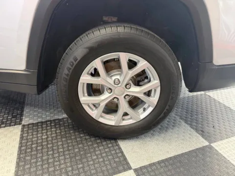 More photos of 2023 Jeep Grand Cherokee L Limited 4x4 4dr SUV at Victory Motors Royal Oak, MI